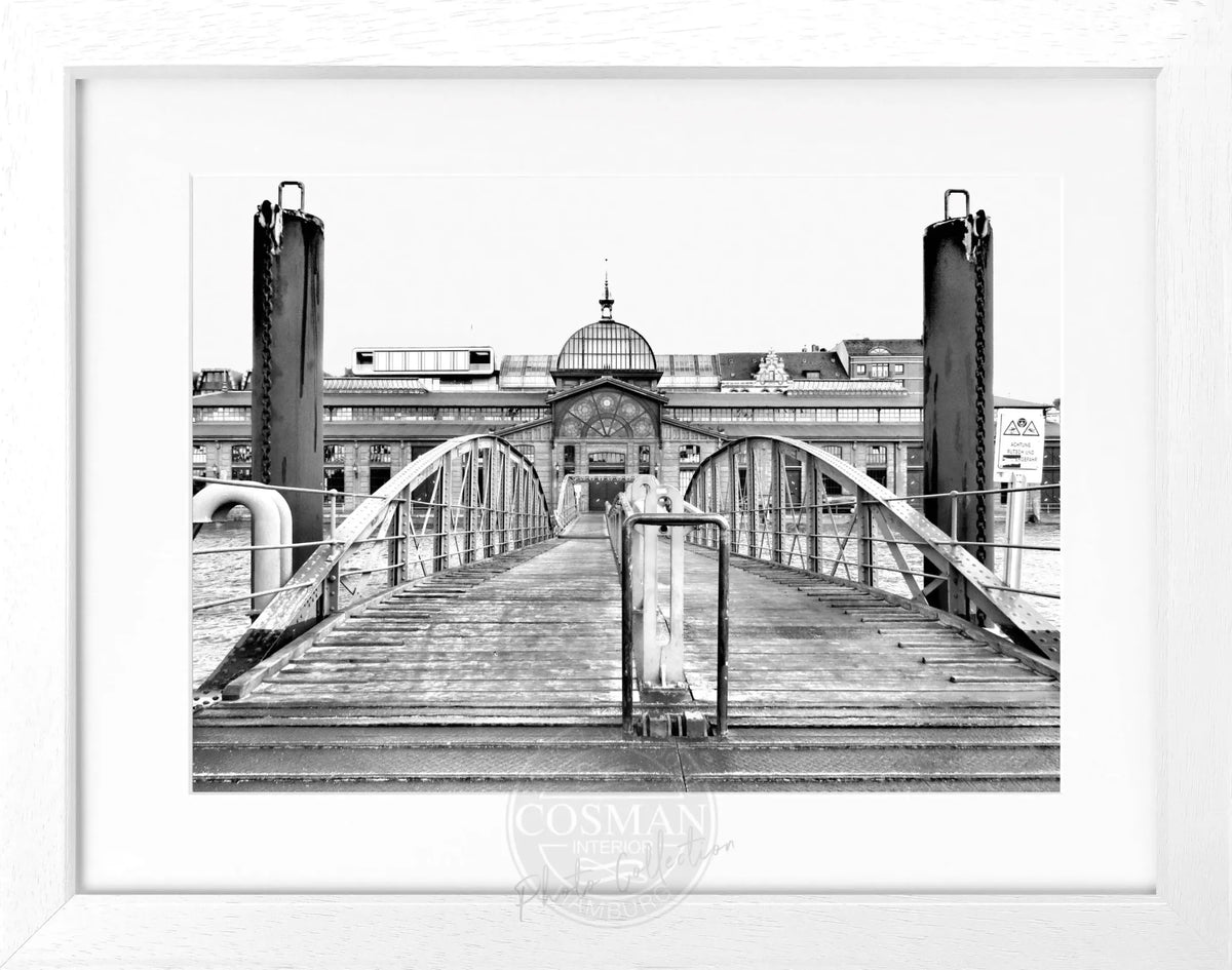 Hochwertiges Poster mit schwarzem Rahmen, Hamburg Hafen Fischauktionshalle, Cosman-Photocollection, 31x25 cm, maritime Stadtansicht