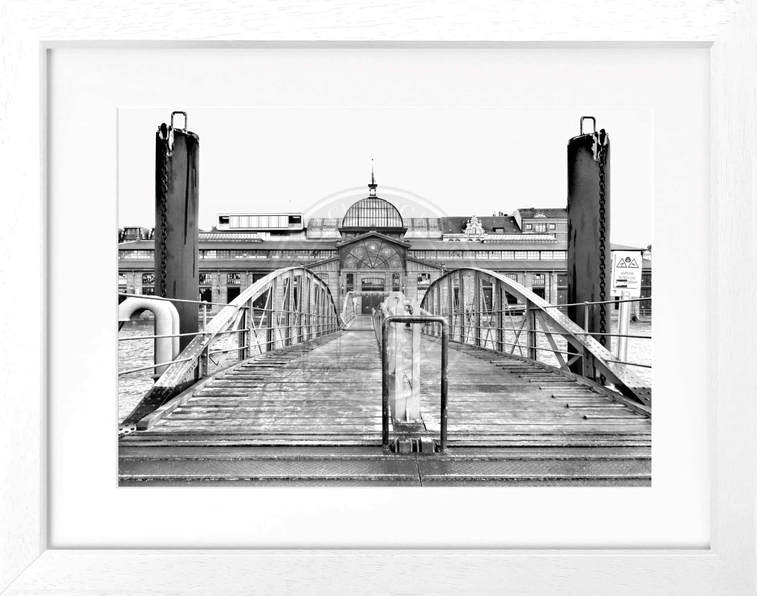 Hochwertiges Poster mit schwarzem Rahmen, Hamburg Hafen Fischauktionshalle, Cosman-Photocollection, 31x25 cm, maritime Stadtansicht