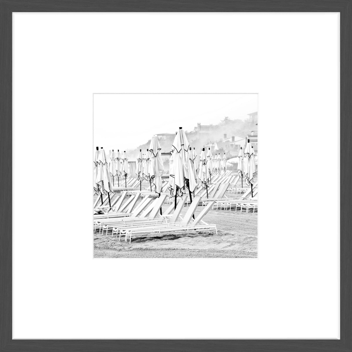Schwarz-weiß Poster mit Rahmen, Hamptons Long Island Strand Motiv, 43x43cm, von Cosman-Photocollection für Wanddekoration.