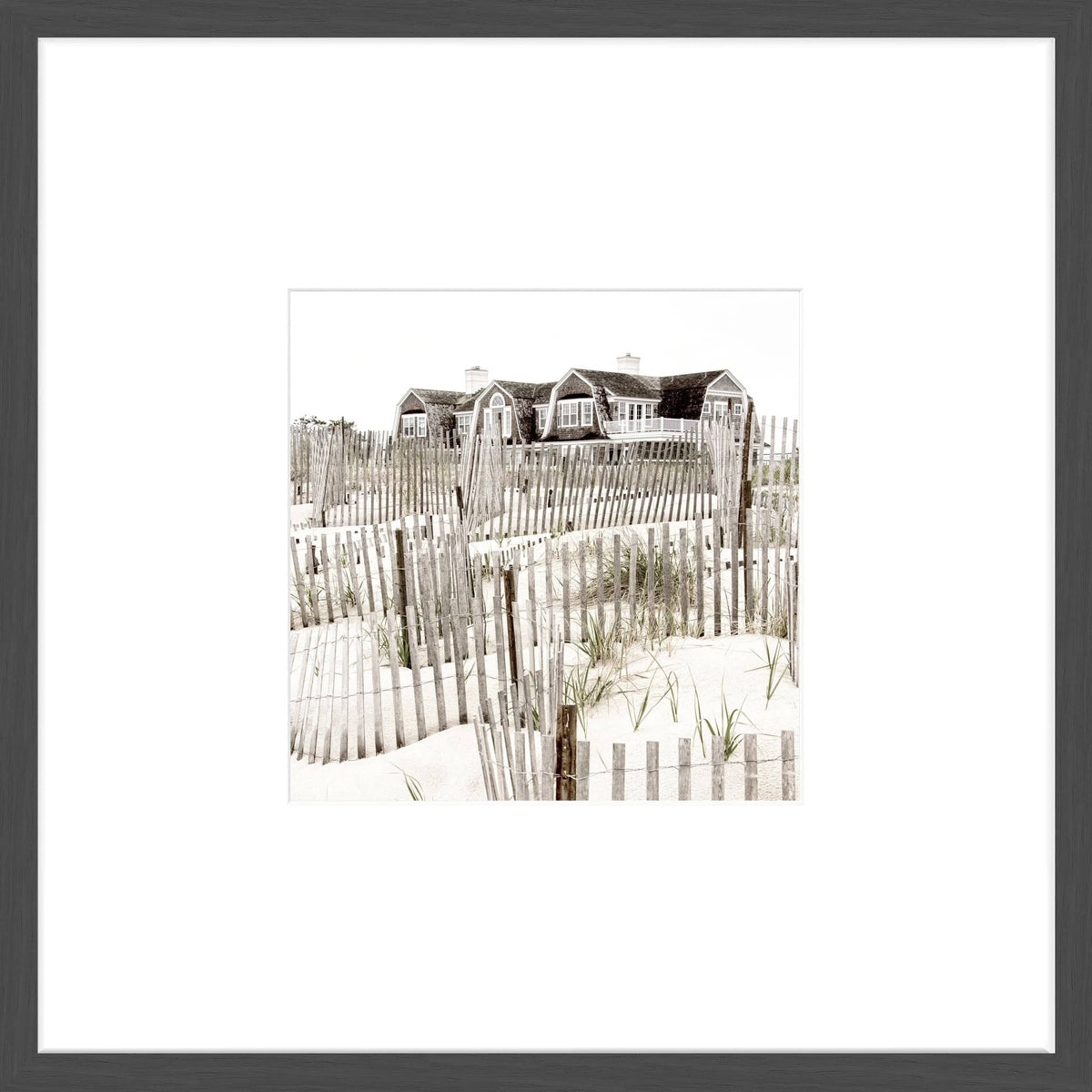 Schwarz-weiß Poster mit Rahmen, Hamptons Long Island Beach House Motiv, 43x43cm, von Cosman-Photocollection.