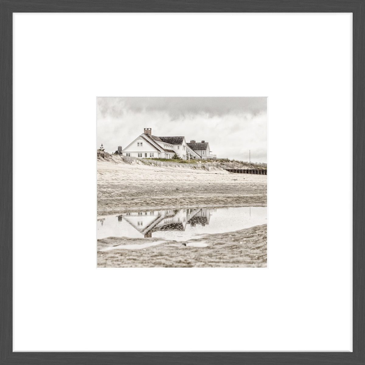 Schwarz-weiß Poster mit Rahmen, Hamptons Long Island Beach House Motiv, 43x43cm, von Cosman-Photocollection