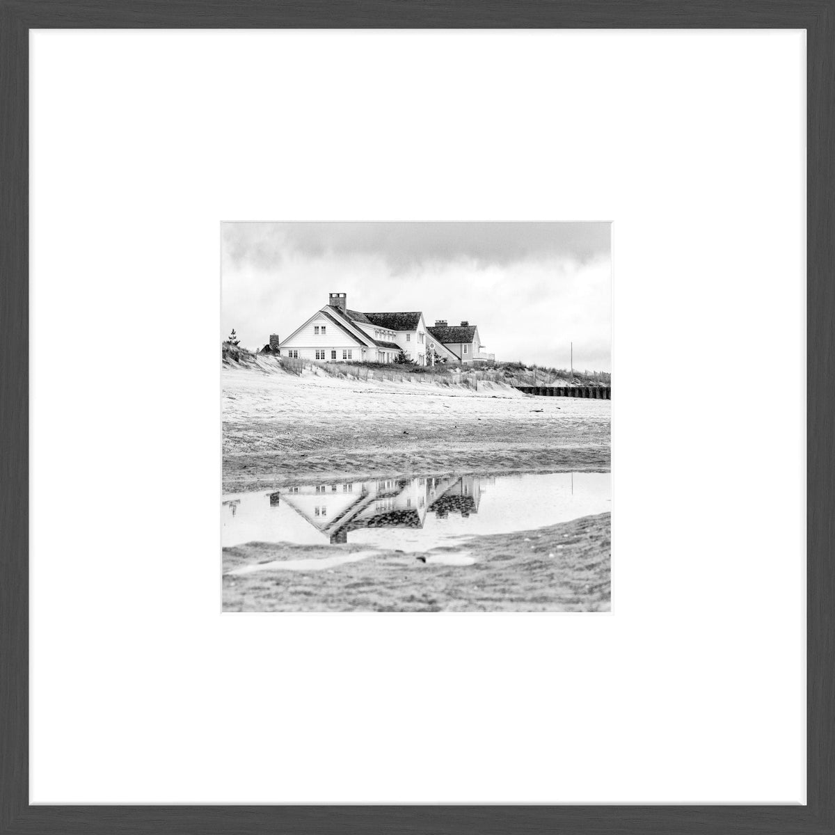 Schwarz-weiß Poster mit Rahmen Hamptons Long Island ’Beach House’ von Cosman-Photocollection, 43x43cm, Wanddekoration