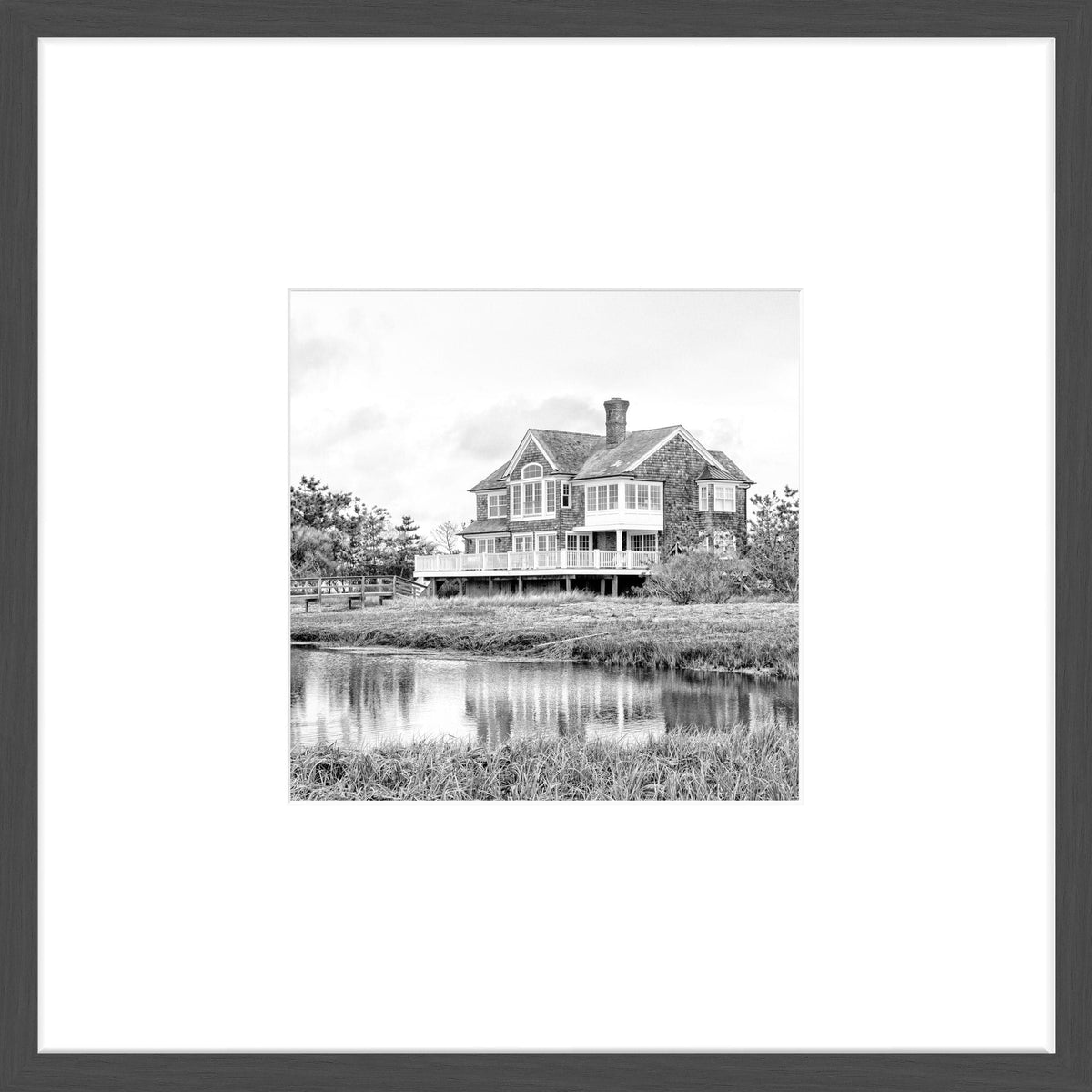 Schwarz-weiß Poster mit Rahmen von Cosman-Photocollection, Hamptons Long Island Beach House, 43x43cm, Wanddekoration