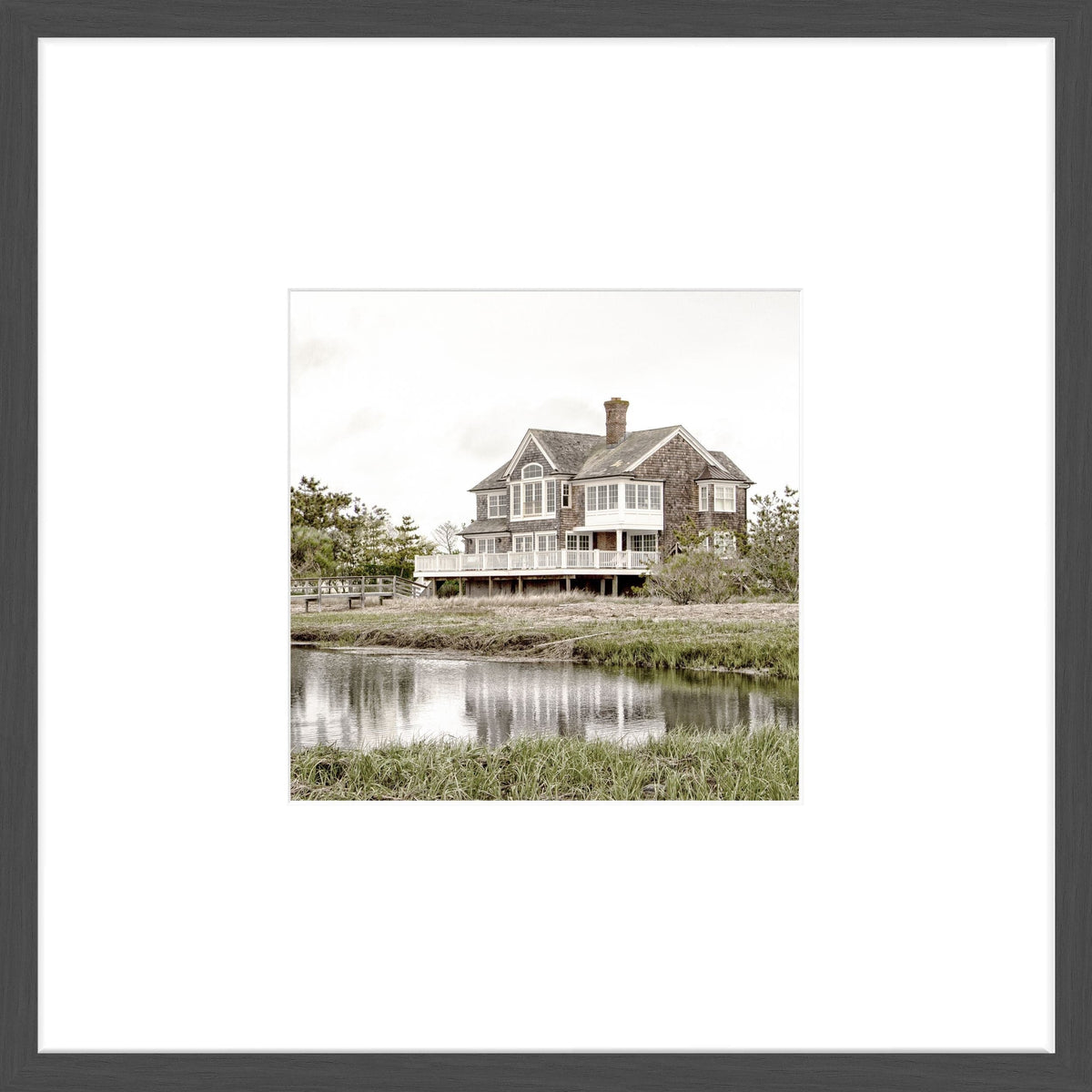 Schwarz-weißer Poster mit Rahmen, Hamptons Long Island Beach House Motiv, 43x43 cm, von Cosman-Photocollection