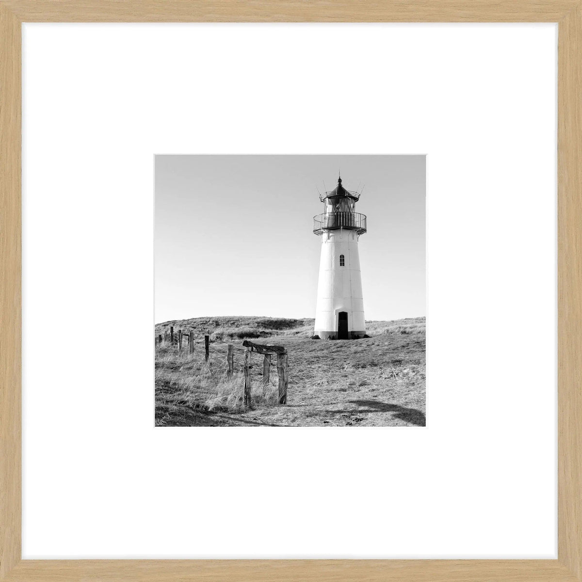 Schwarz-weiß Poster mit Rahmen von Leuchtturm List West auf Sylt, 43x43cm, von Cosman-Photocollection, in mattem Objektrahmen.