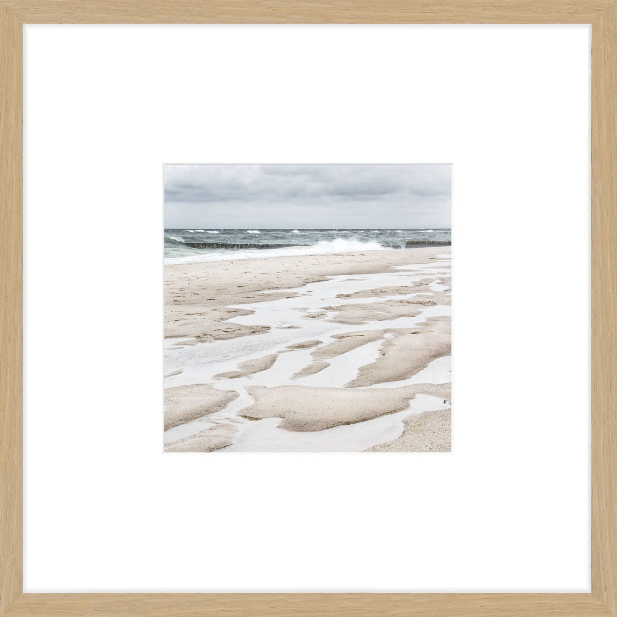 Schwarz-weiß Poster mit Rahmen von Sylt Strand, 43x43cm, von Cosman-Photocollection, zeigt eine maritime Szenerie.