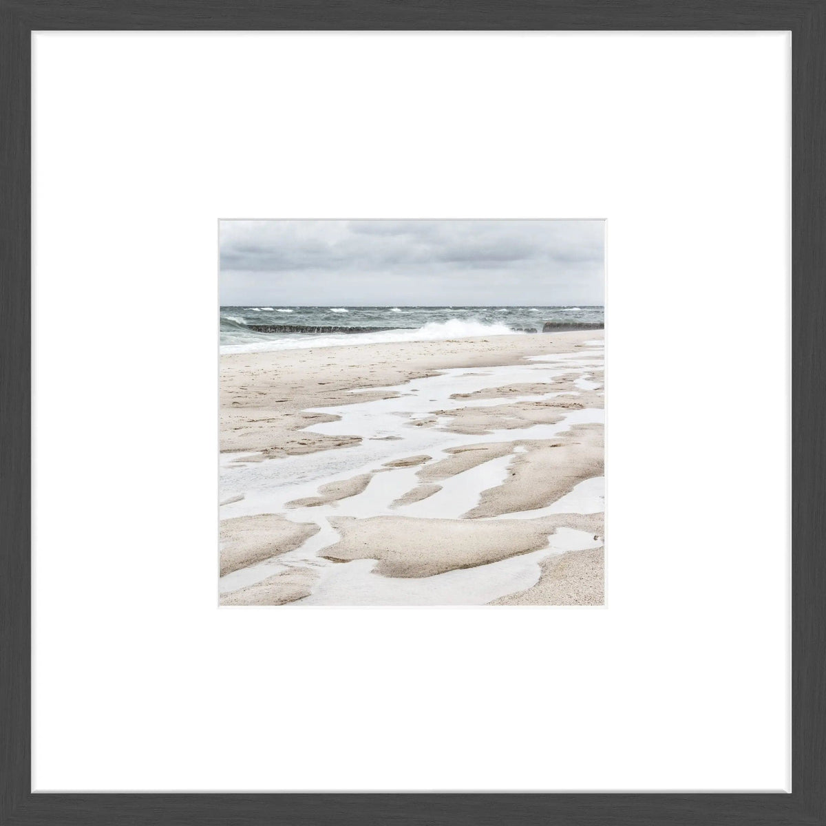 Schwarz-weiß Poster mit Rahmen, Strandmotiv auf Sylt, von Cosman-Photocollection, 43x43cm, eleganter Objektrahmen.