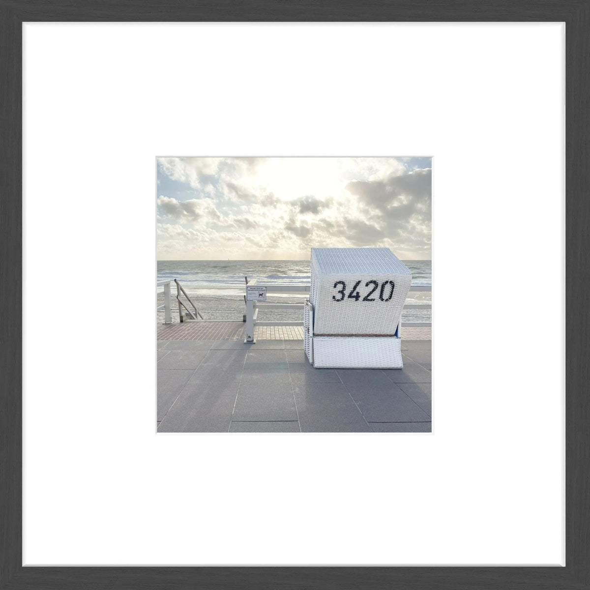 Schwarz-weiß Poster mit Rahmen, Strandkorb Westerland Sylt, 43x43cm, von Cosman-Photocollection, dekoratives Wandbild