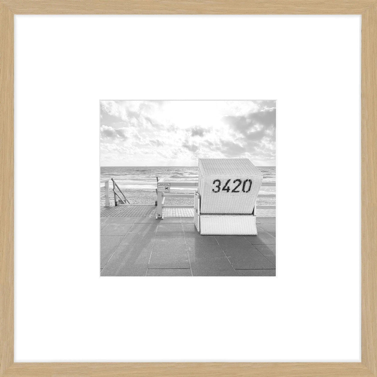 Schwarz-weiß Poster mit Rahmen, Strandkorb Westerland Sylt, 43x43cm, von Cosman-Photocollection, stilvolles Dekorbild