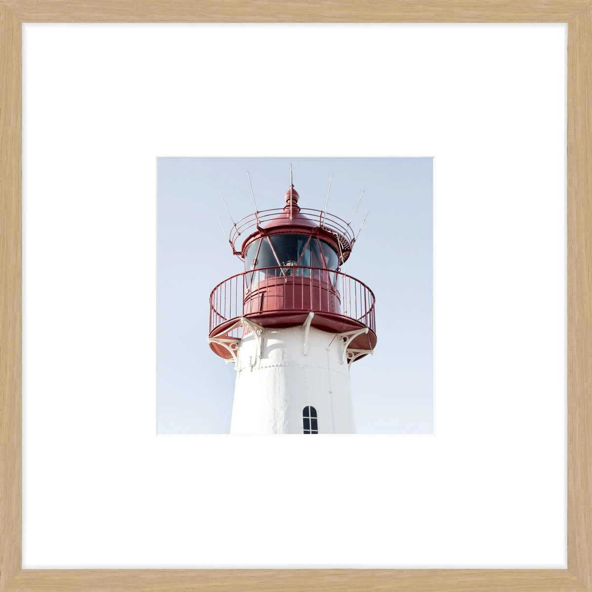 Schwarz-weiß Poster mit Rahmen von Sylt Lister Leuchtturm, 43x43cm, von Cosman-Photocollection, an Wand.