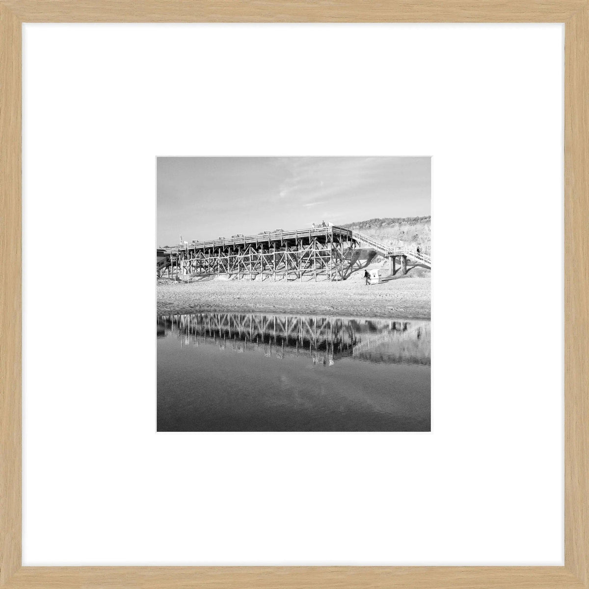 Schwarz-weiß Poster mit Rahmen, zeigt den Strand von Kampen auf Sylt, 43x43cm, von Cosman-Photocollection.