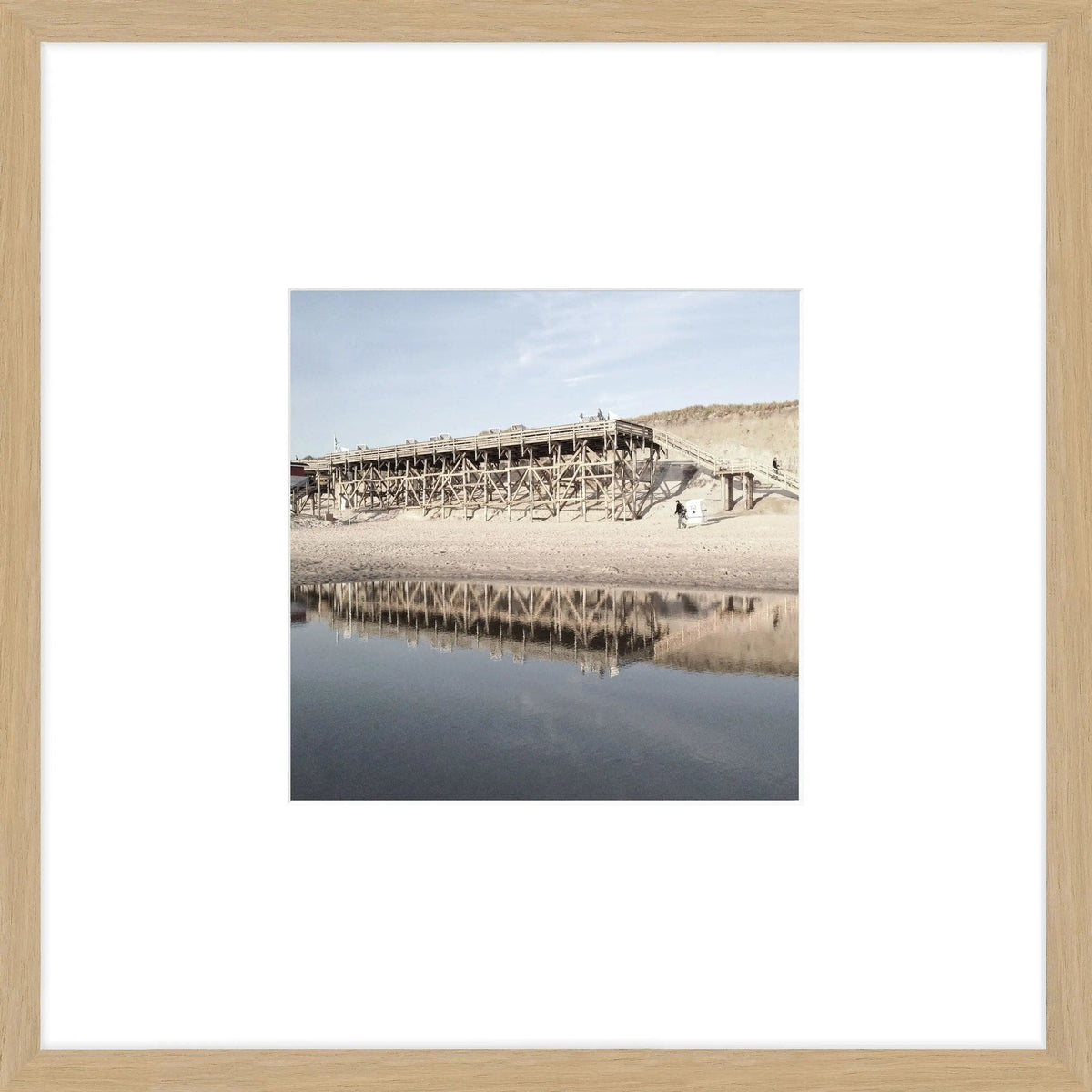 Schwarz-weiß Poster mit Rahmen, zeigt den Strand von Kampen auf Sylt, 43x43cm, von Cosman-Photocollection.