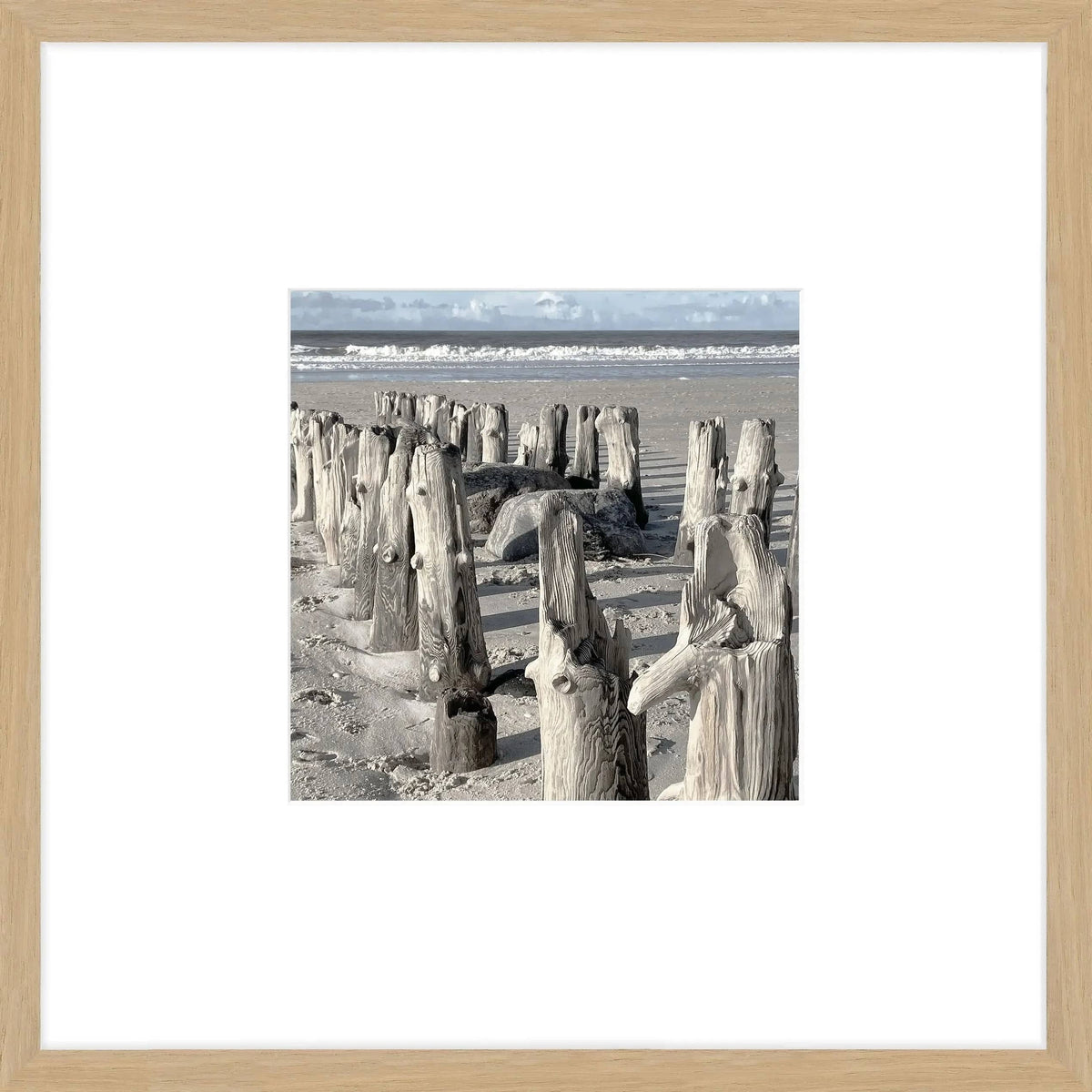 Schwarz-weißer Poster mit Rahmen von Cosman-Photocollection, Motiv vom Strand auf Sylt, 43x43cm, Objektrahmen.
