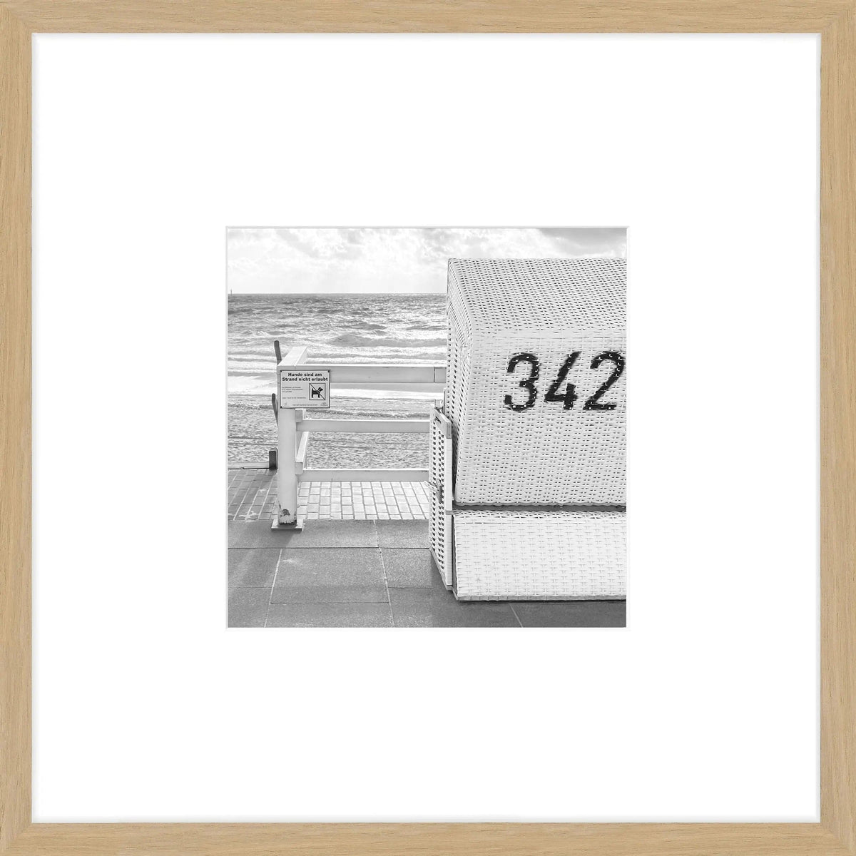 Schwarz-weißer Poster mit Rahmen von Cosman-Photocollection, Motiv Strandkorb Westerland auf Sylt, 43x43cm.