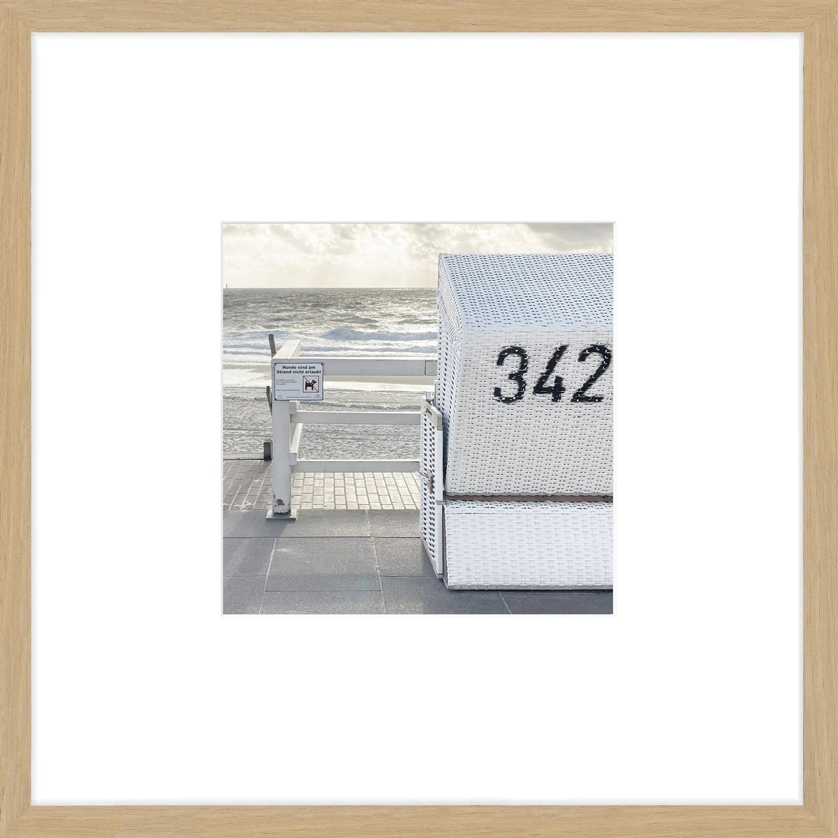 Schwarz-weiß Poster mit Rahmen, Motiv eines Strandkorbs in Westerland auf Sylt, 43x43cm, von Cosman-Photocollection