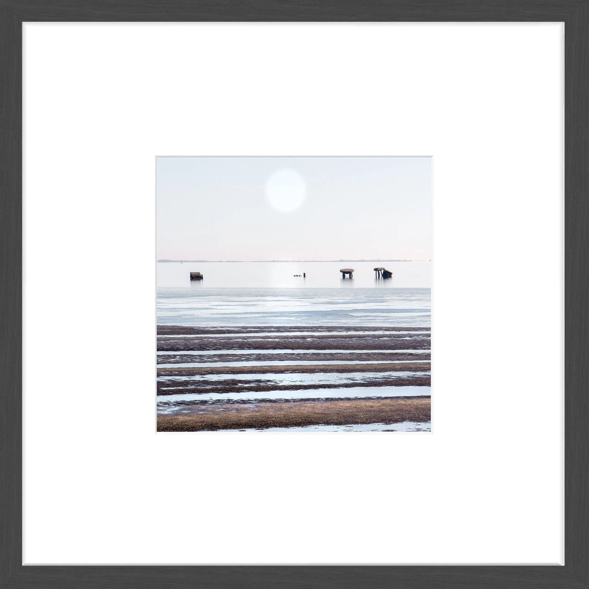 Schwarz-weißer Poster mit Rahmen vom Wattenmeer auf Sylt, 43x43cm, von Cosman-Photocollection, in mattem Objektrahmen.