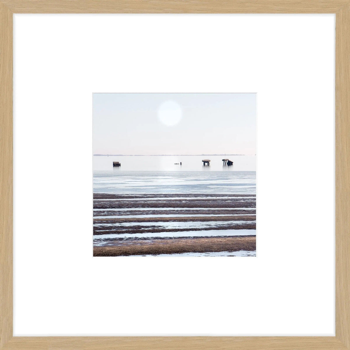 Schwarz-weiß Poster mit Rahmen ’Wattenmeer’ Sylt, 43x43cm, von Cosman-Photocollection, zeigt das Wattenmeer in Schwarzweiß.